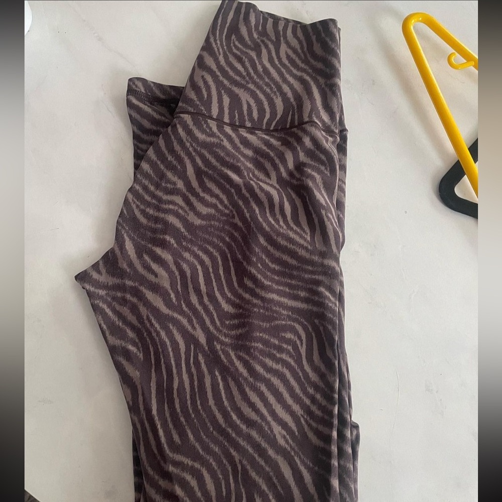 Animal print brown offline by aerie 7/8 athletic leggings size small